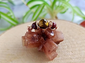 Prstene - Hnedý prsteň s minerálom (Tigrie oko + Mookaite (veľkosť 7)) - 13001370_