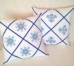 Úžitkový textil - Biela návlečka na vankúš s modrou výšivkou - 13008116_