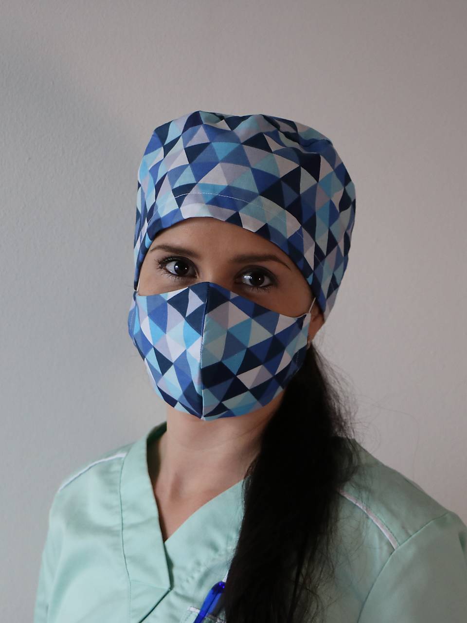 Dizajnová operačná / chirurgická čiapka trojuholníky modré