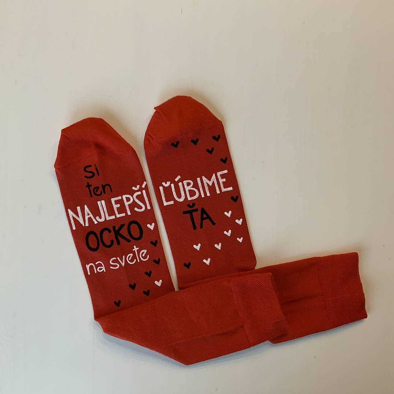 Maľované ponožky pre najlepšieho ocka / tata / tatina / ocinka (červené s nápisom: “Si najlepší manžel a tatinko / Ľúbime ťa”)
