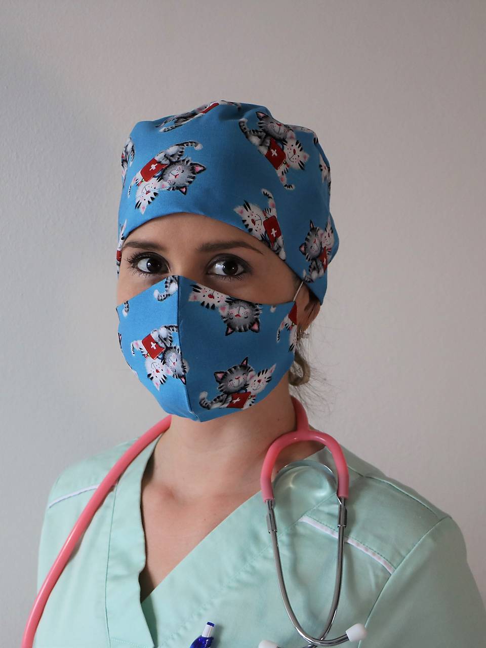 Dizajnová operačná / chirurgická čiapka mačky záchranárky