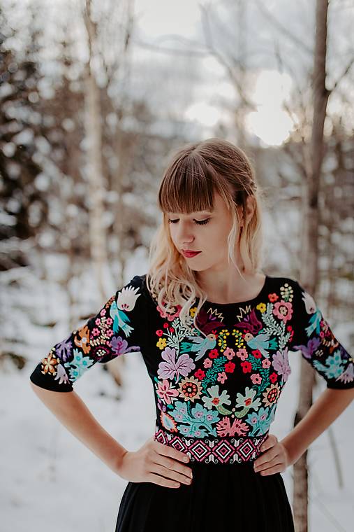 Šaty - čierne vyšívané šaty Sága krásy - 13016435_