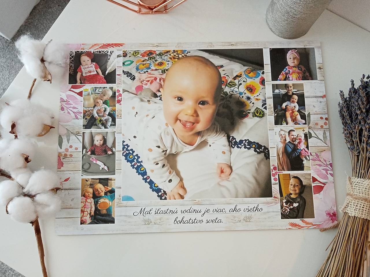 Tabuľa s fotkami a citátom