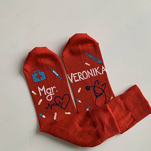 Maľované ponožky s titulom a menom (pre zdravotnú sestru)