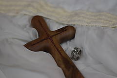 Dekorácie - Svadobný krížik z orechového dreva (ružový krížik vo vnútri krížika) - 13024779_