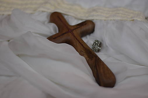 Svadobný krížik z orechového dreva (ružový krížik vo vnútri krížika)