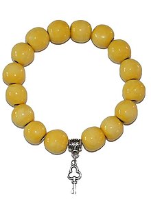 Náramky - Keramický náramok zo žltých korálok, prívesok kľúč - 13031452_