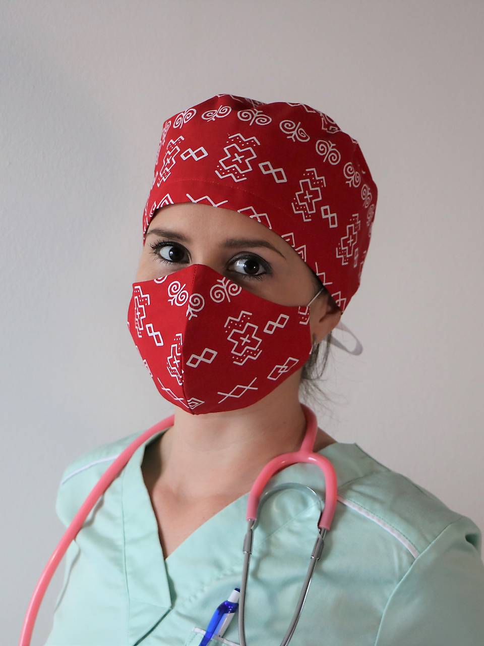 Dizajnová operačná / chirurgická čiapka Čičmany červené