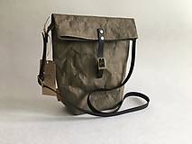 Pánske tašky - Pánska crossbody taška (s hnedým koženým popruhom) - 13039612_