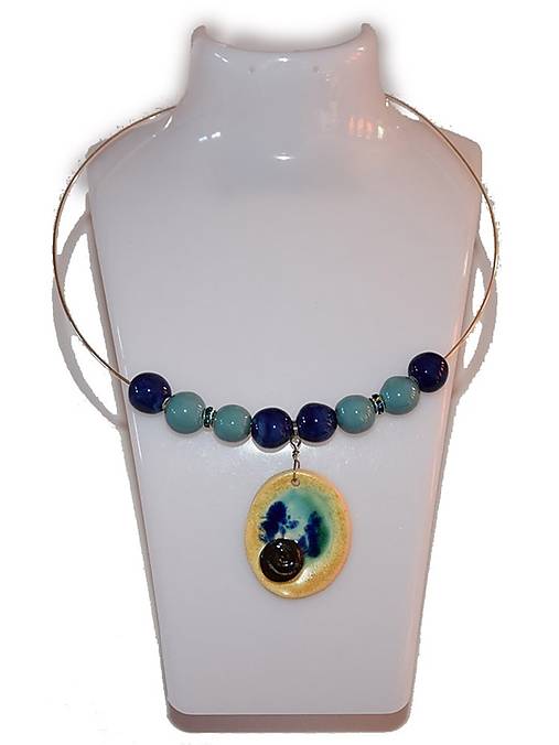 Keramický náhrdelník, obručový, tmavomodré a bledomodré korálky, porcelánový prívesok modré oko