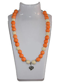 Náhrdelníky - Keramický náhrdelník, oranžové a biele korálky, prívesok srdce - 13039524_