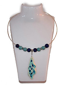 Náhrdelníky - Keramický náhrdelník, obručový, tmavomodré a bledomodré korálky, porcelánový prívesok - 13040480_