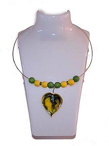 Náhrdelníky - Keramický náhrdelník, obručový, zelené a žlté korálky, porcelánový prívesok žltý list - 13040603_