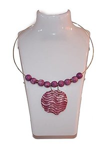 Náhrdelníky - Keramický náhrdelník, obručový, fialové korálky, porcelánový prívesok fialové vlny - 13040725_