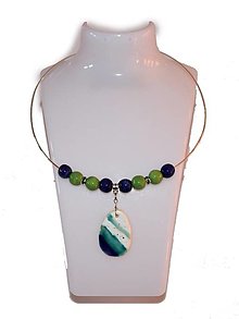Náhrdelníky - Keramický náhrdelník, obručový, tmavomodré a zelené korálky, porcelánový prívesok pruhovaný - 13040751_