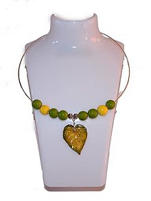 Náhrdelníky - Keramický náhrdelník, obručový, zelené a žlté korálky, porcelánový prívesok list - 13040886_