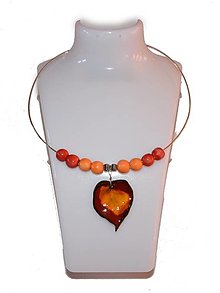 Náhrdelníky - Keramický náhrdelník, obručový, červené a oranžové korálky, porcelánový prívesok list - 13040927_
