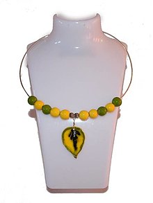 Náhrdelníky - Keramický náhrdelník, obručový, 6 žlté a 4 zelené korálky, porcelánový prívesok list - 13040973_