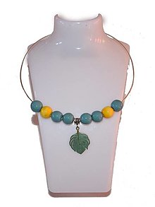 Náhrdelníky - Keramický náhrdelník, obručový, bledomodré a žlté korálky, prívesok list - 13041020_
