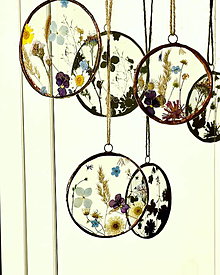 Dekorácie - Závesná dekorácia s lúčnymi kvetmi - 13042400_