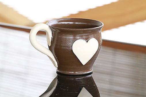 Keramická šálka veľká so srdiečkom 300ml hnedá