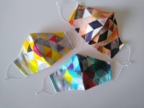 Dizajnové rúško trojuholníky tyrkys prémiová bavlna antibakteriálne s časticami striebra dvojvrstvové tvarované