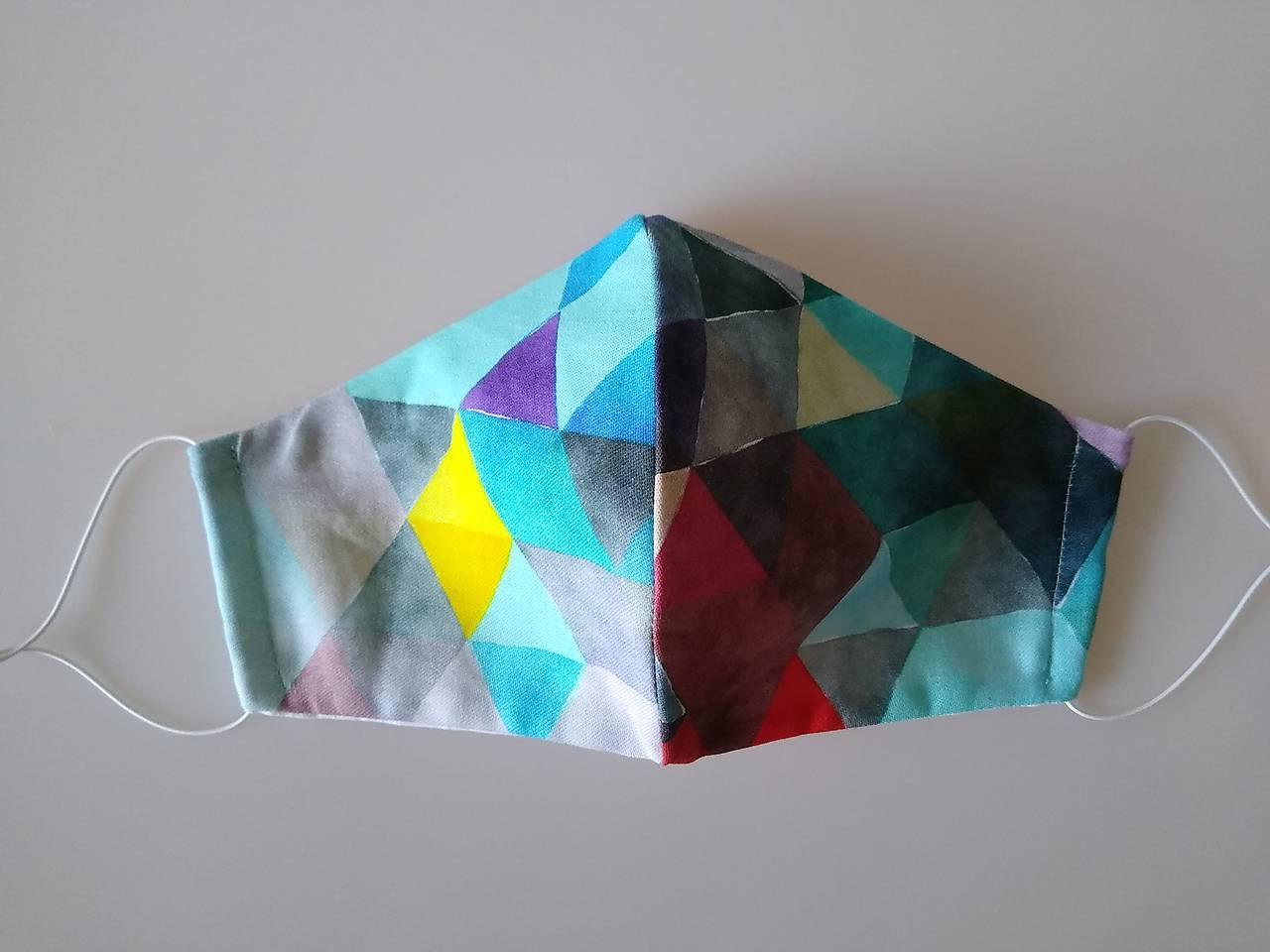 Dizajnové rúško trojuholníky tyrkys prémiová bavlna antibakteriálne s časticami striebra dvojvrstvové tvarované