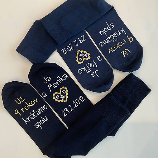 Maľované ponožky k xy. výročiu svadby v modro-bielo-zlatom šate s folk srdcom