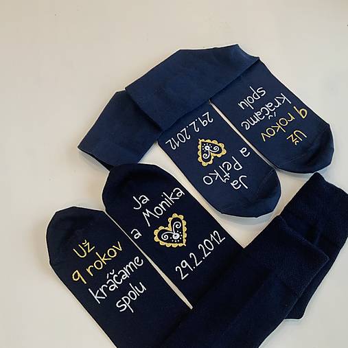 Maľované ponožky k xy. výročiu svadby v modro-bielo-zlatom šate s folk srdcom