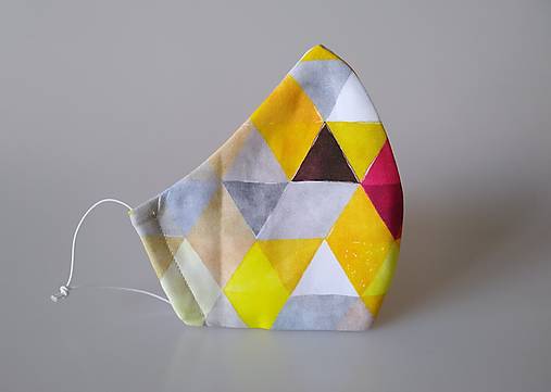 Dizajnové rúško trojuholníky žlté prémiová bavlna antibakteriálne s časticami striebra dvojvrstvové tvarované
