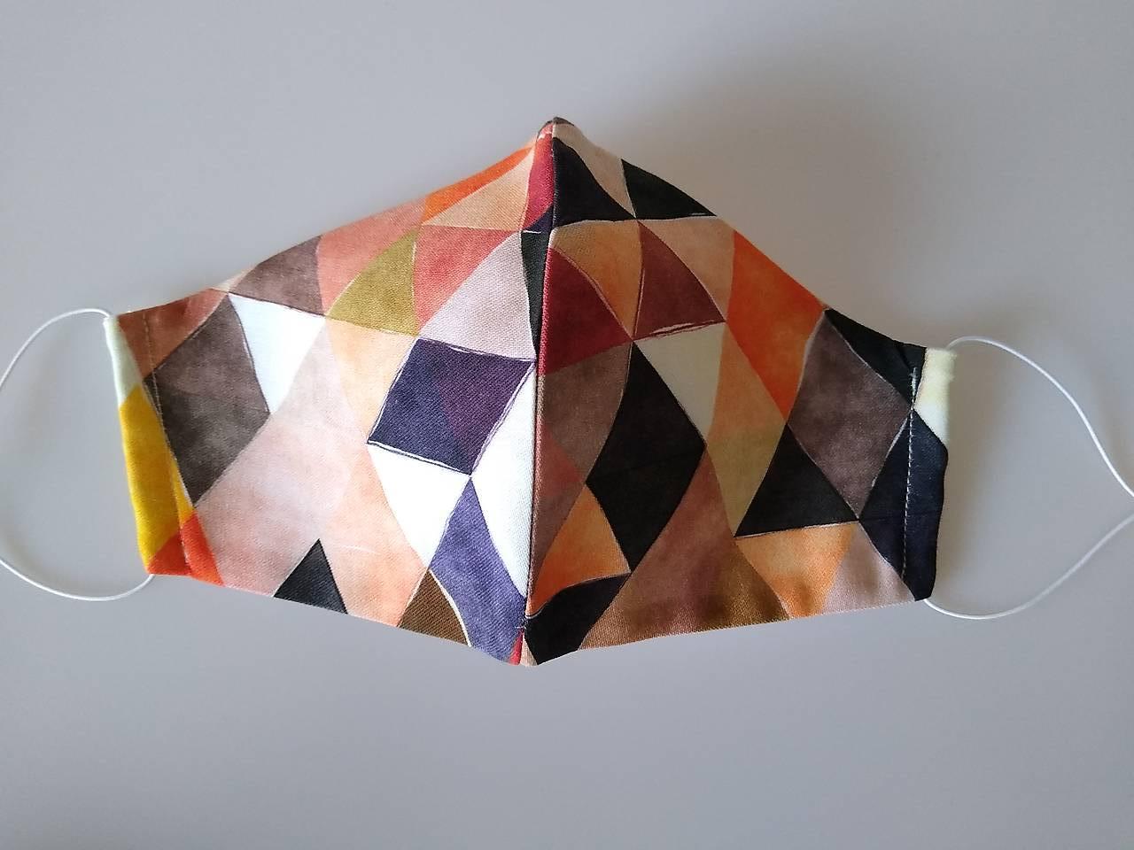 Dizajnové rúško trojuholníky hnedé prémiová bavlna antibakteriálne s časticami striebra dvojvrstvové tvarované