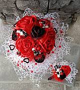 Kytice pre nevestu - Svadobná kytica a pierko v červeno bielo čiernej kombinácií - 13069562_
