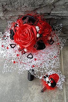 Kytice pre nevestu - Svadobná kytica a pierko v červeno bielo čiernej kombinácií - 13069556_