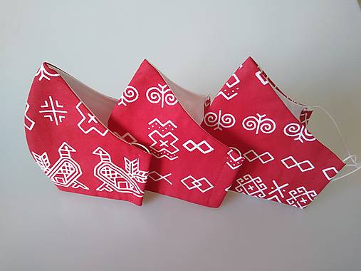 Dizajnové rúško Čičmany červené tvarované dvojvrstvové