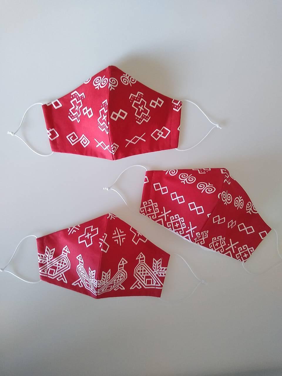 Dizajnové rúško Čičmany červené tvarované dvojvrstvové