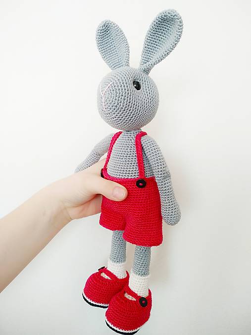 Hračky - Pán Zajo - háčkovaný zajko v červených nohaviciach - 13073818_