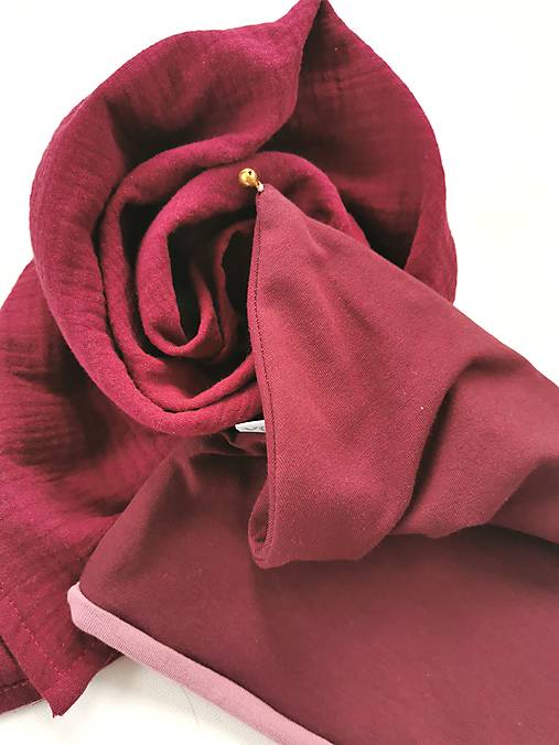 Škriatkovská čiapočka s rolničkou bordovo-ružová