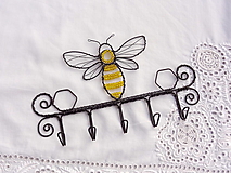 Nábytok - včela....vešiak na kľúče - 13083617_