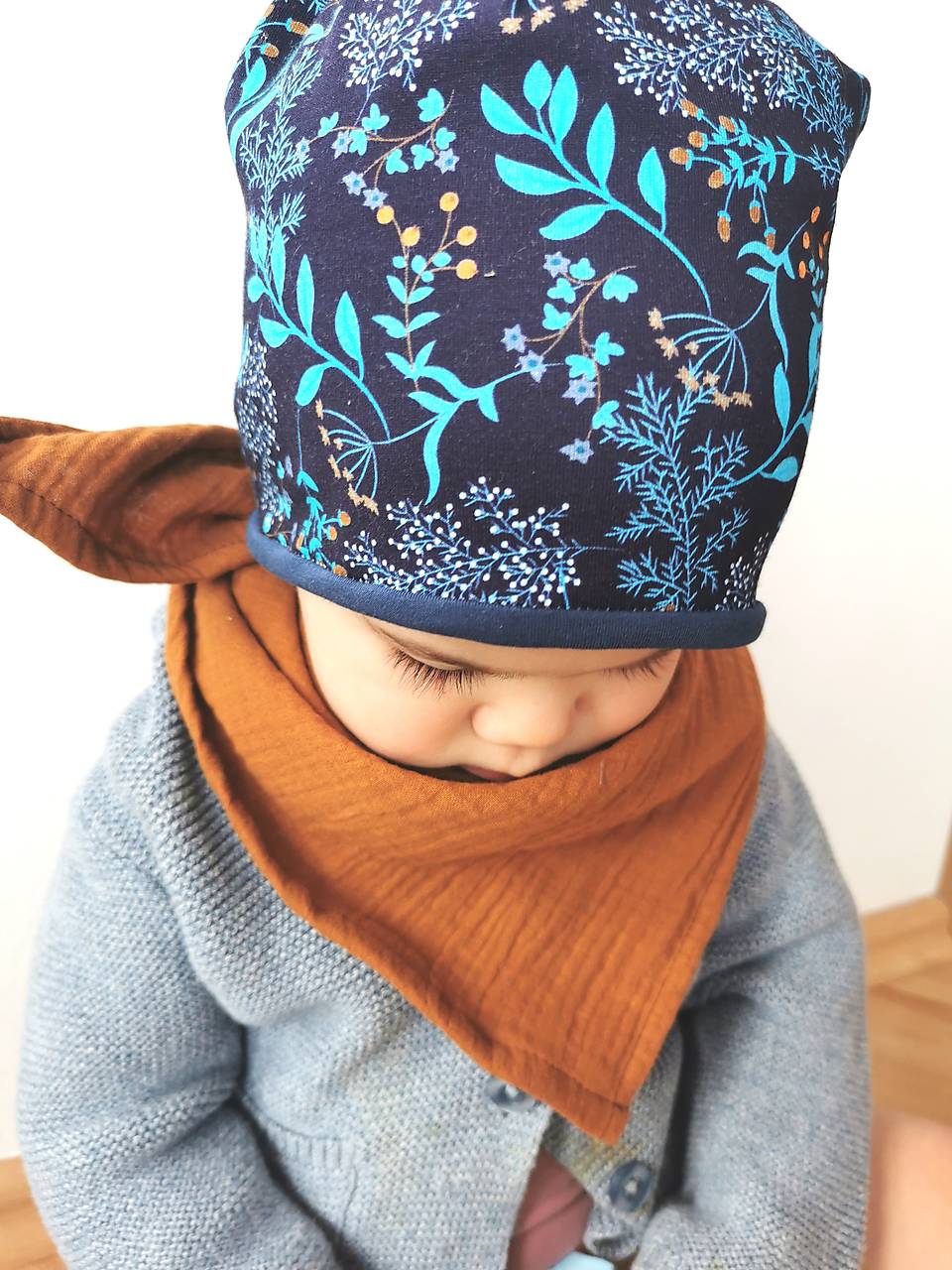Dvojvrstvová čiapka "na modrej lúke"