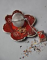 Príbory, varešky, pomôcky - tanierik kvet červený - 13087100_