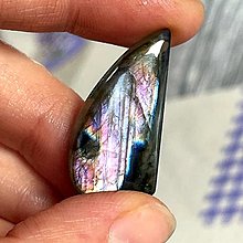 Minerály - Labradorit fialový dúhový kabošon / 30x15,5x6,5mm, L-F4 - 13093936_
