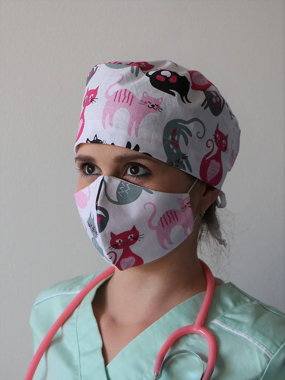 Dizajnová operačná / chirurgická čiapka mačací flám biela