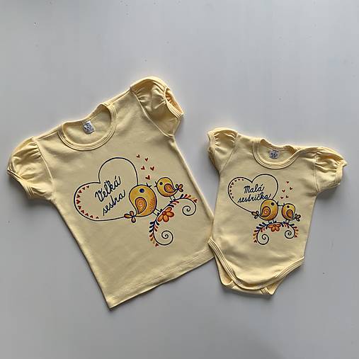 Ľudovoladené maľované tričko a body pre dve sestričky (Žlté  (body + tričko s nariaseným rukávom))