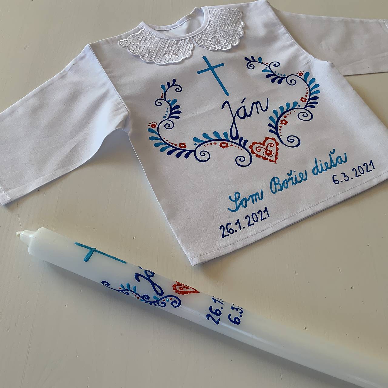 Krstná košieľka a svieca na krst ručne maľovaná modro-červená ľudovoladená s krížom 