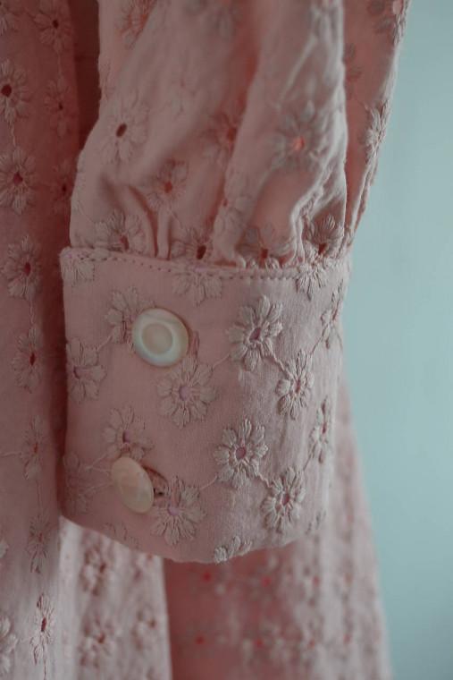 Kvietkované madeirové šaty s riasenou sukňou (ružová)