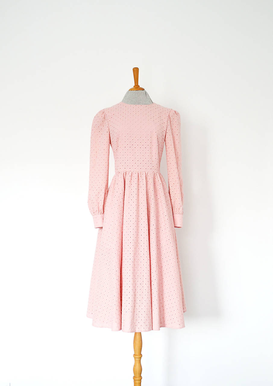 Kvietkované madeirové šaty s riasenou sukňou (ružová)