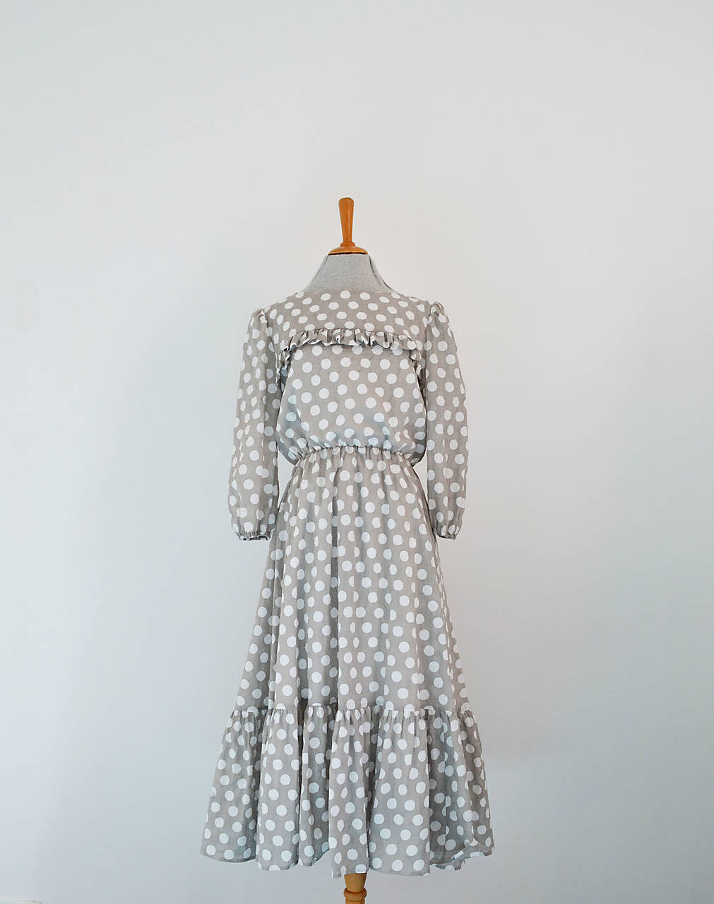 Bodkované bavlnené šaty s elastickým pásom a volánom 