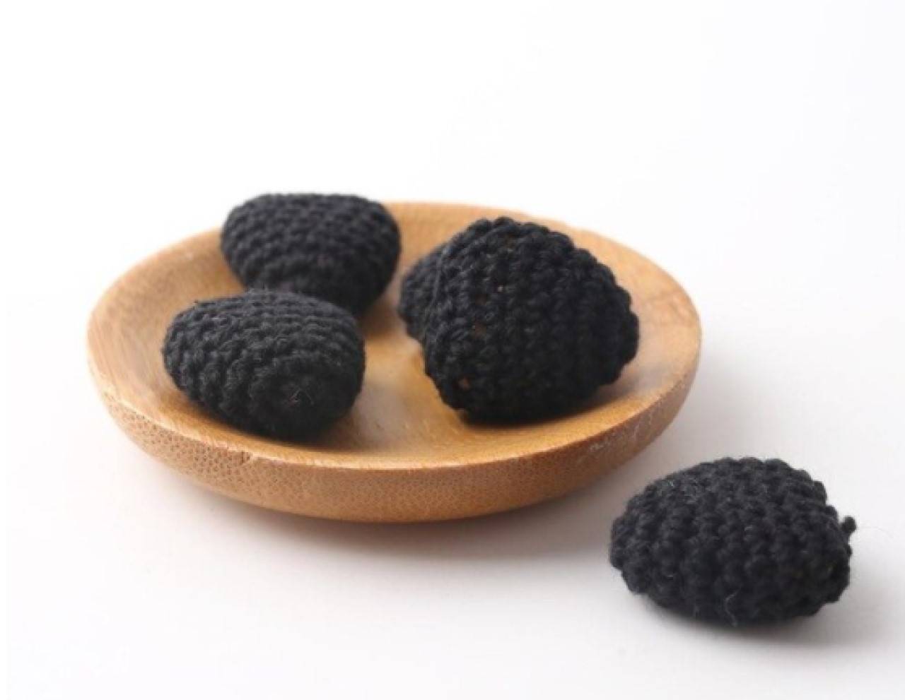 KD107 Korálka drevená obháčkovaná srdiečko 2 cm (Čierna)