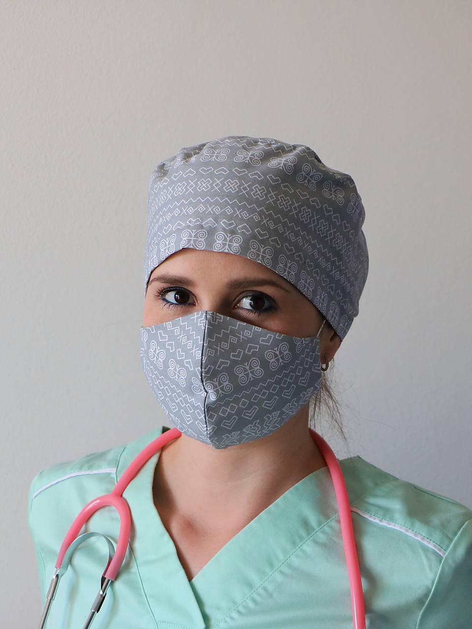 Dizajnová operačná / chirurgická čiapka Čičmany šedé
