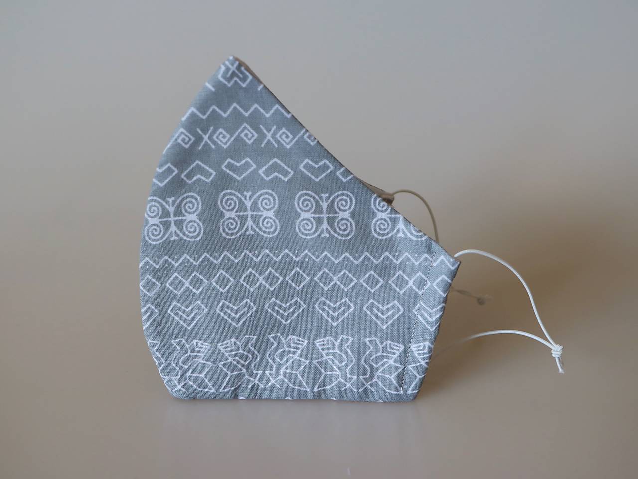 Dizajnové rúško Čičmany šedé tvarované dvojvrstvové